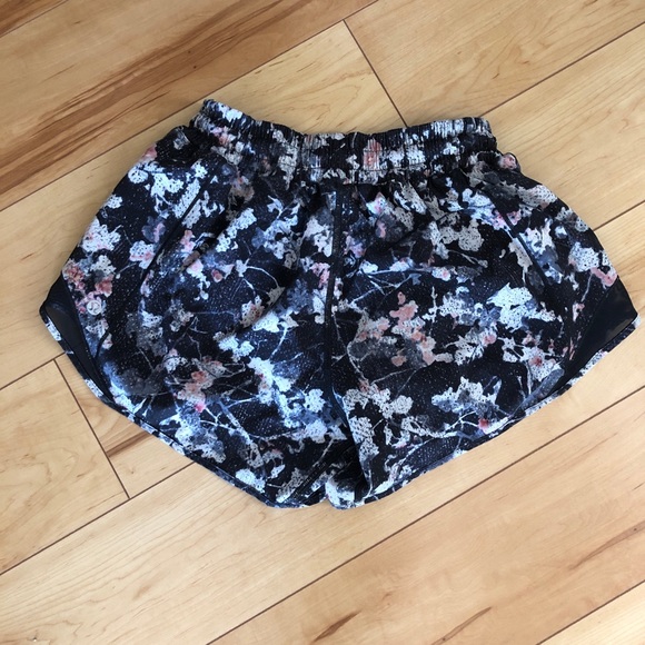 Lululemon Hottie Hot Shorts - Picture 3 of 5